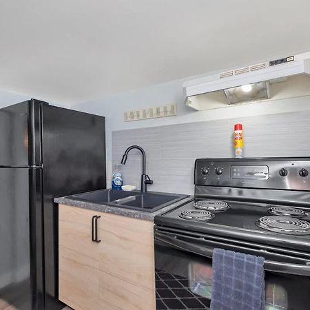 Quaint 1 Bedroom Lower Suite In Victoria, Bc Bagian luar foto