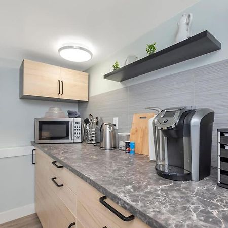 Quaint 1 Bedroom Lower Suite In Victoria, Bc Bagian luar foto