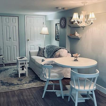 Quaint 1 Bedroom Lower Suite In Victoria, Bc Bagian luar foto