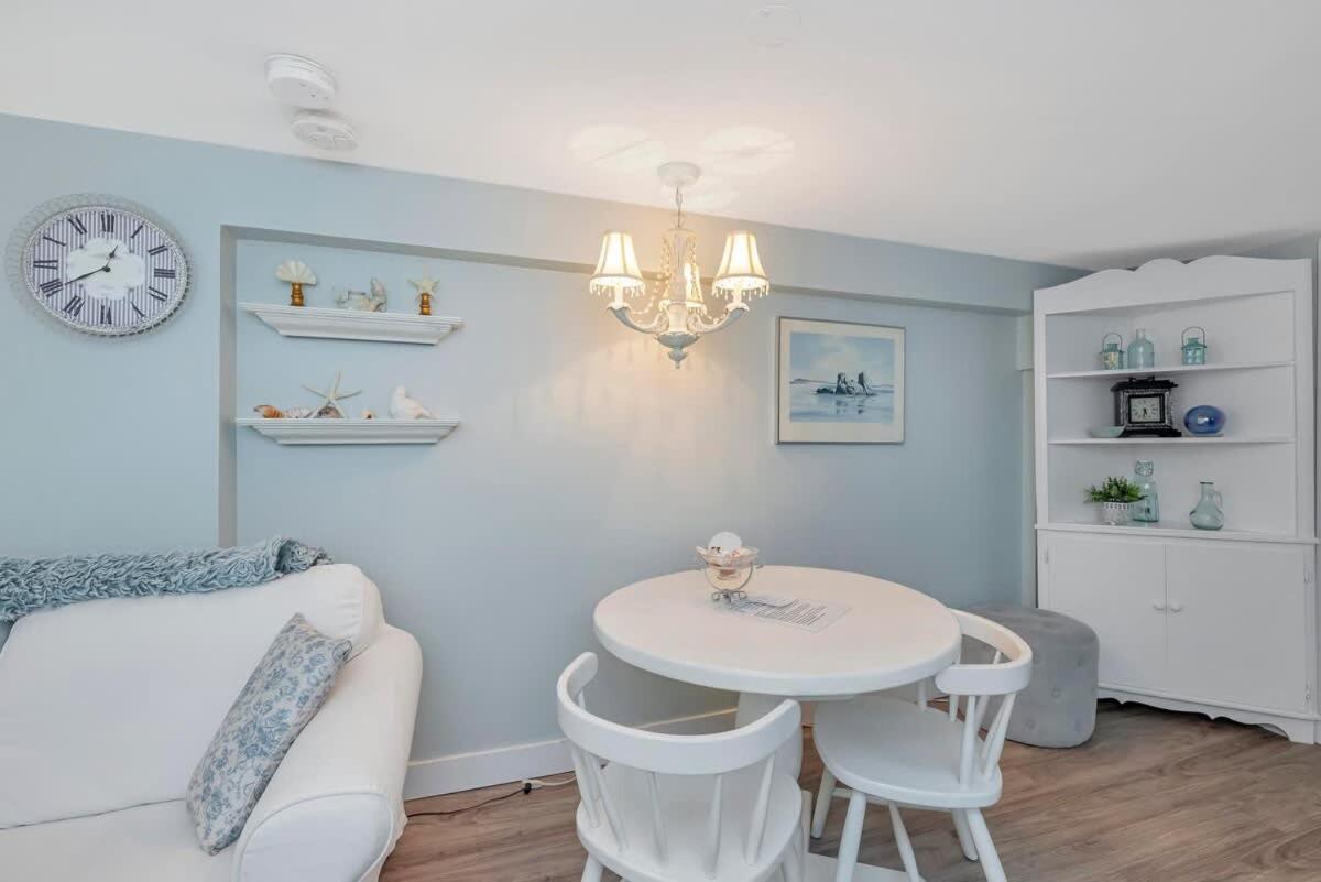 Quaint 1 Bedroom Lower Suite In Victoria, Bc Bagian luar foto