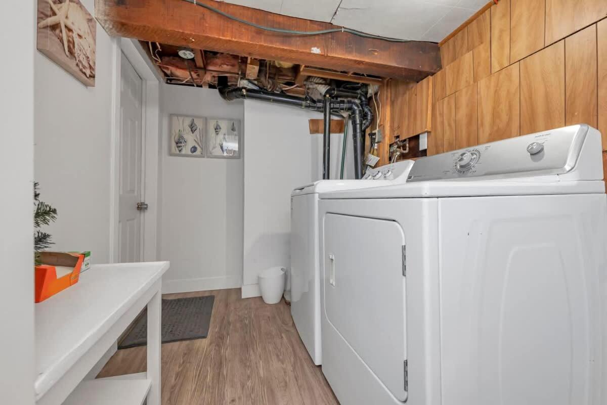 Quaint 1 Bedroom Lower Suite In Victoria, Bc Bagian luar foto