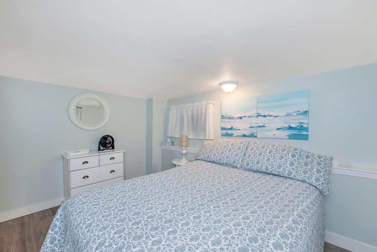 Quaint 1 Bedroom Lower Suite In Victoria, Bc Bagian luar foto