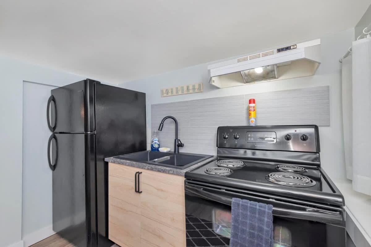 Quaint 1 Bedroom Lower Suite In Victoria, Bc Bagian luar foto