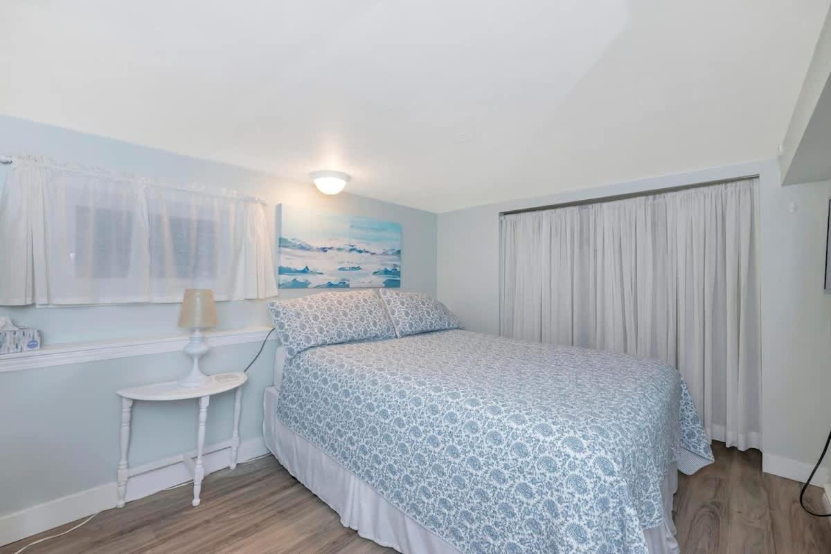 Quaint 1 Bedroom Lower Suite In Victoria, Bc Bagian luar foto