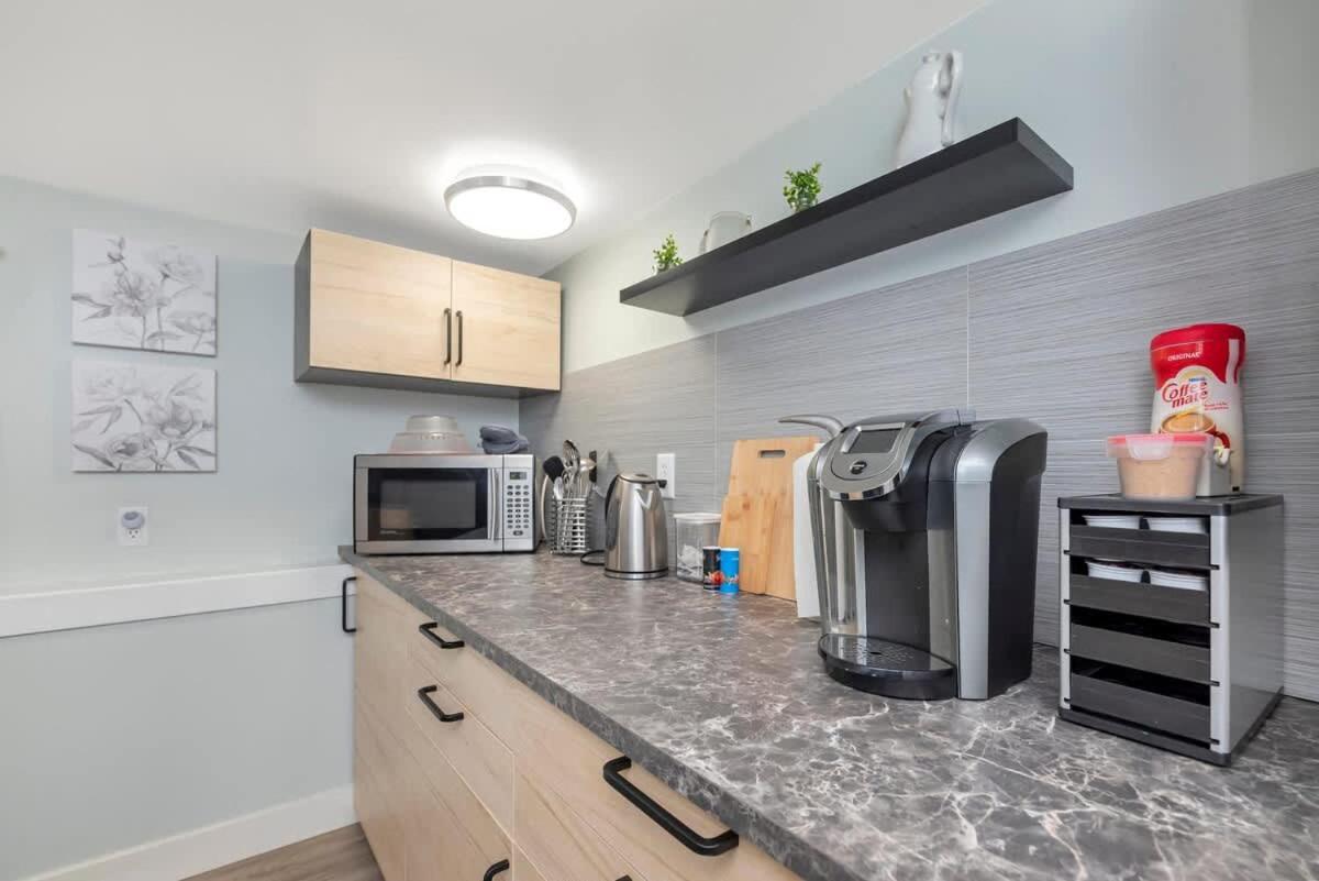 Quaint 1 Bedroom Lower Suite In Victoria, Bc Bagian luar foto