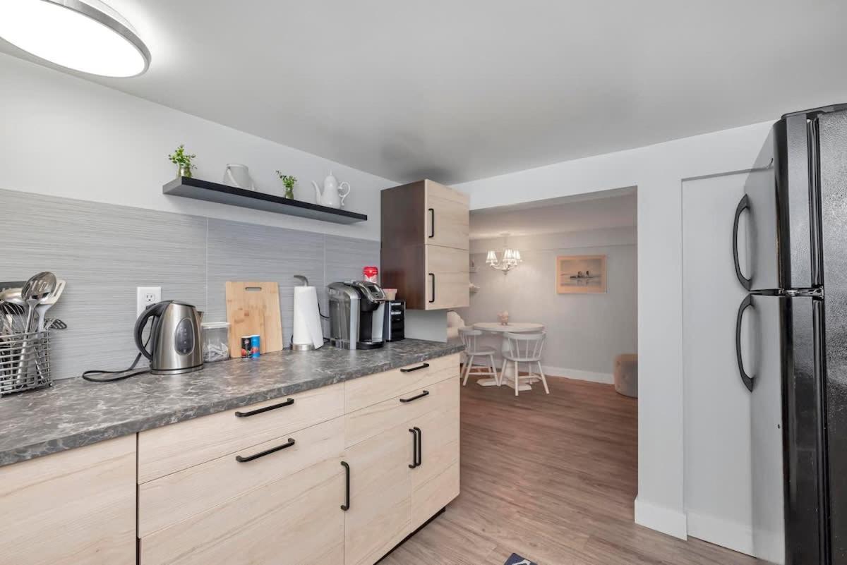 Quaint 1 Bedroom Lower Suite In Victoria, Bc Bagian luar foto