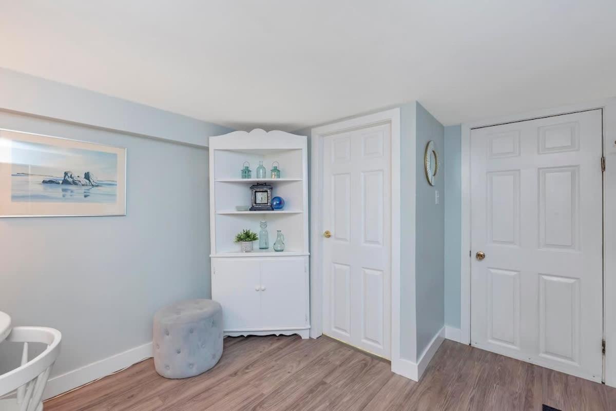 Quaint 1 Bedroom Lower Suite In Victoria, Bc Bagian luar foto