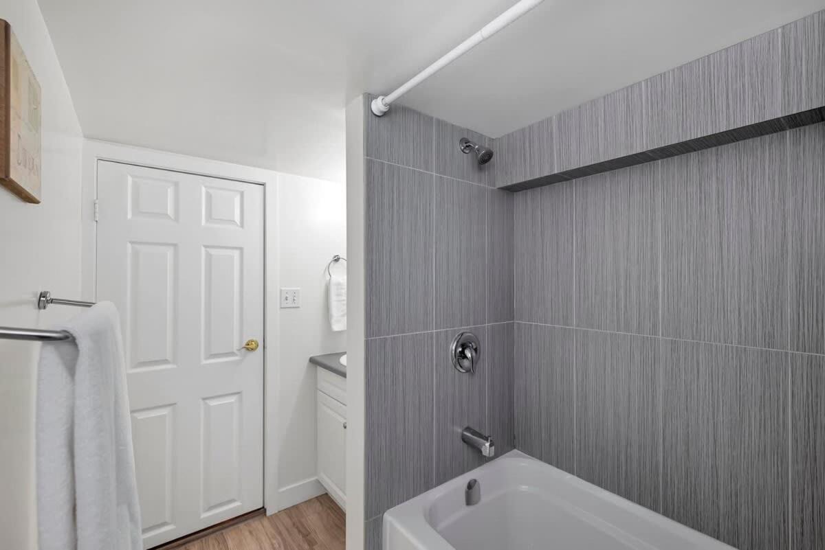 Quaint 1 Bedroom Lower Suite In Victoria, Bc Bagian luar foto