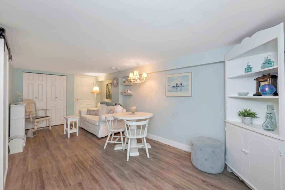 Quaint 1 Bedroom Lower Suite In Victoria, Bc Bagian luar foto