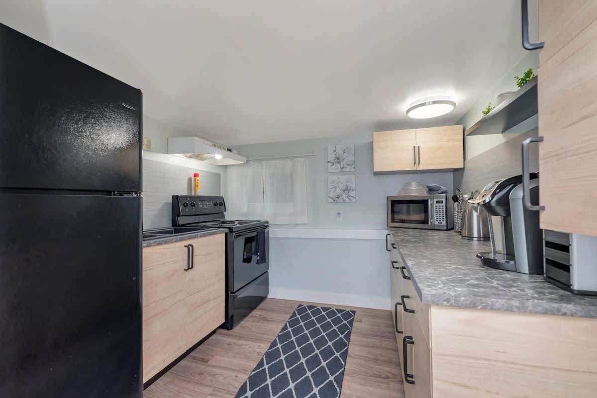 Quaint 1 Bedroom Lower Suite In Victoria, Bc Bagian luar foto