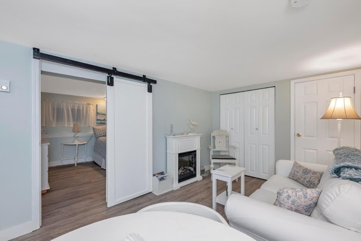 Quaint 1 Bedroom Lower Suite In Victoria, Bc Bagian luar foto