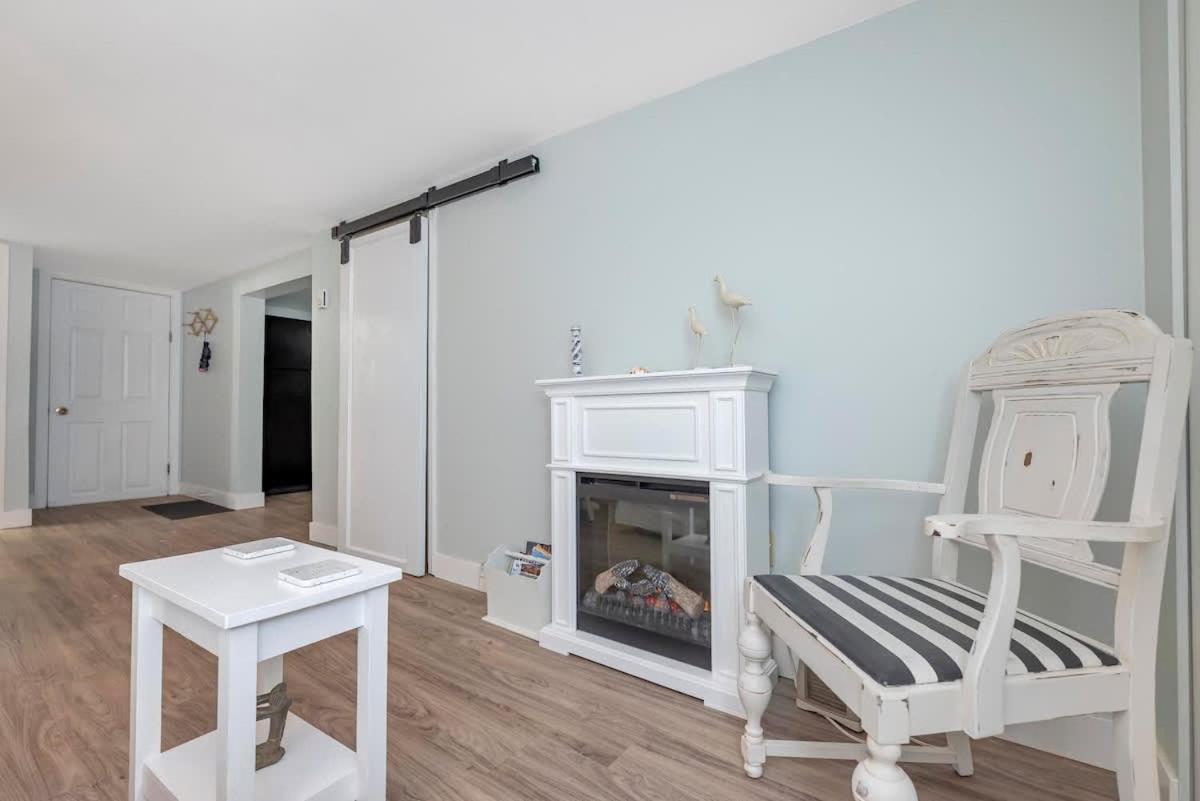 Quaint 1 Bedroom Lower Suite In Victoria, Bc Bagian luar foto