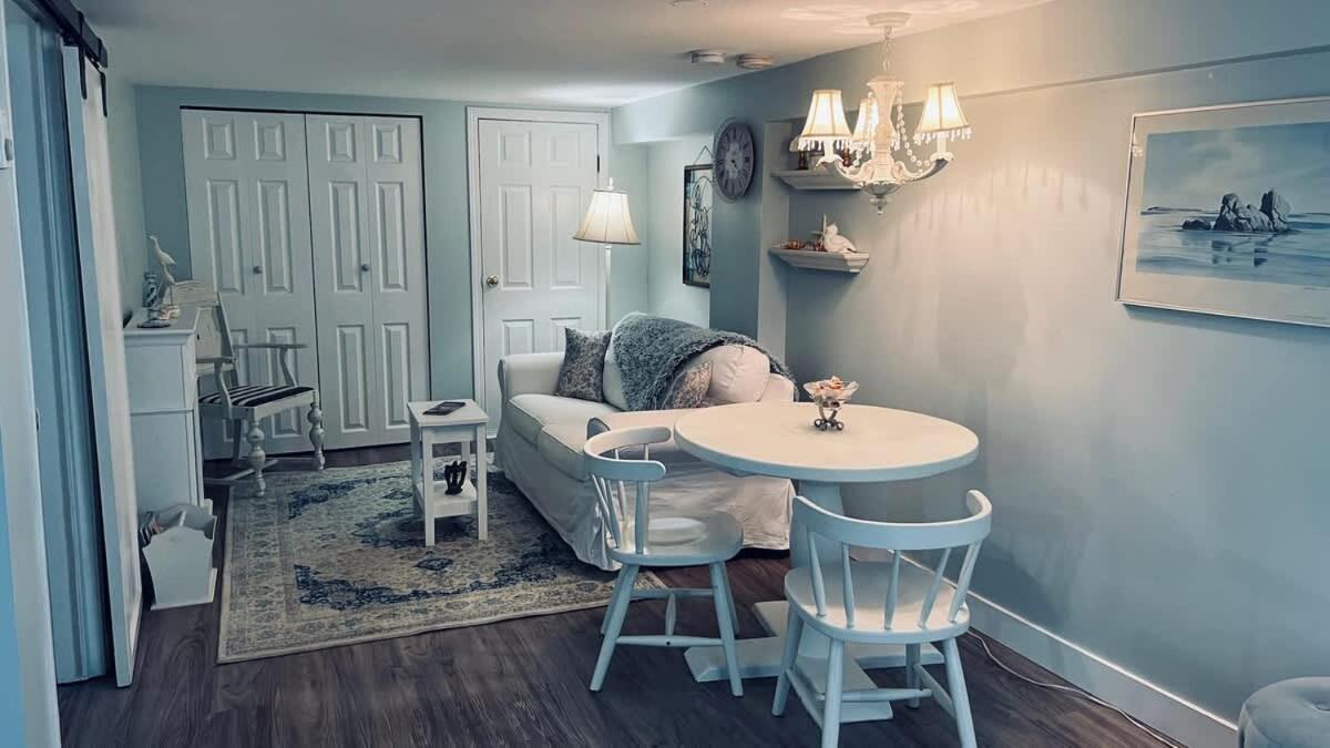 Quaint 1 Bedroom Lower Suite In Victoria, Bc Bagian luar foto