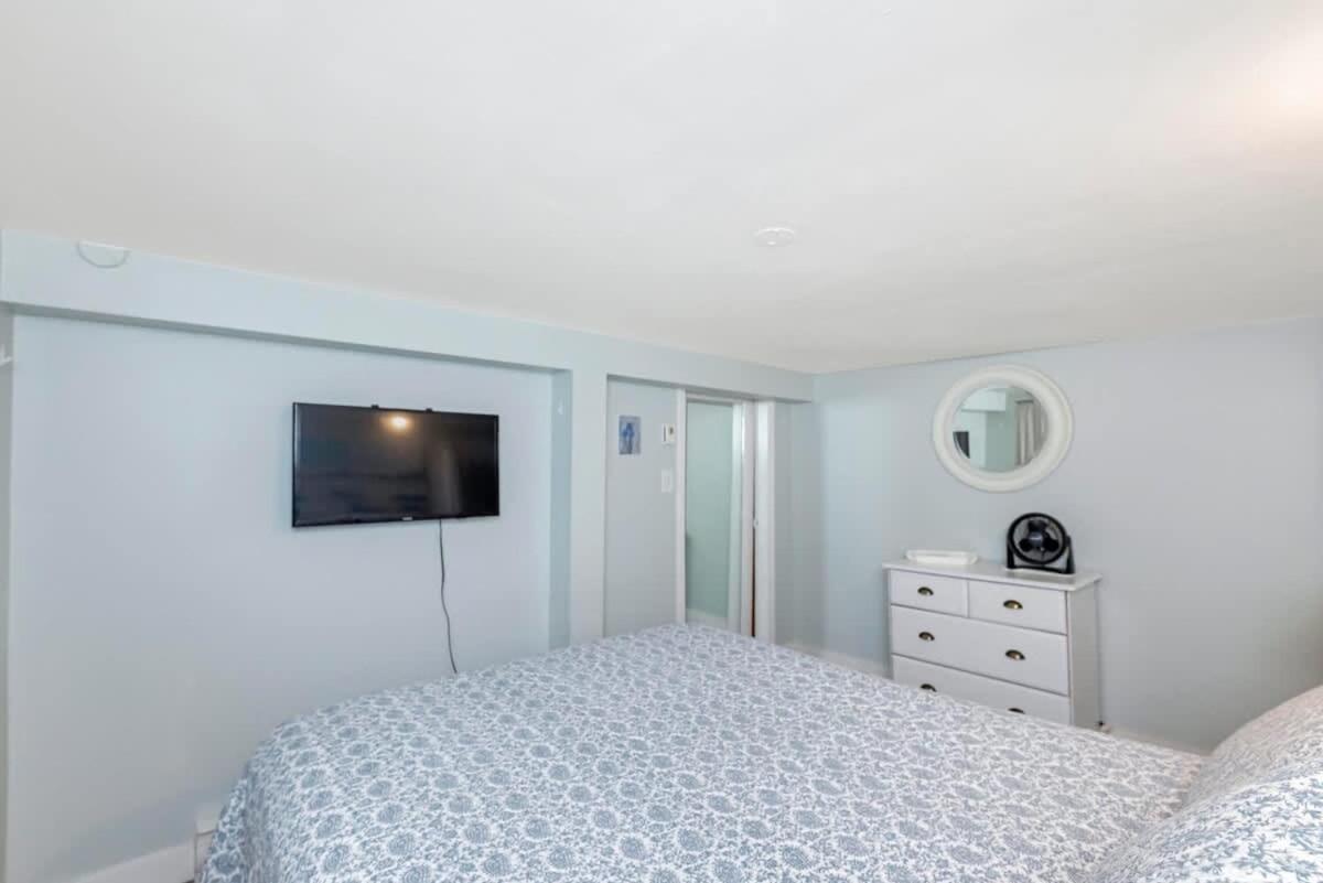 Quaint 1 Bedroom Lower Suite In Victoria, Bc Bagian luar foto