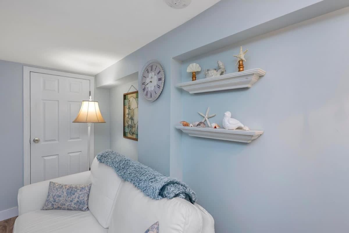 Quaint 1 Bedroom Lower Suite In Victoria, Bc Bagian luar foto